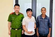 Người gom phế liệu nhặt được nhẫn vàng gắn đá quý trong túi rác