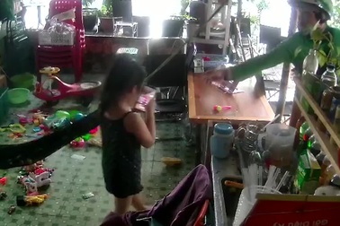 Người đàn ông lấy điện thoại trên tay bé gái 7 tuổi ở TPHCM
