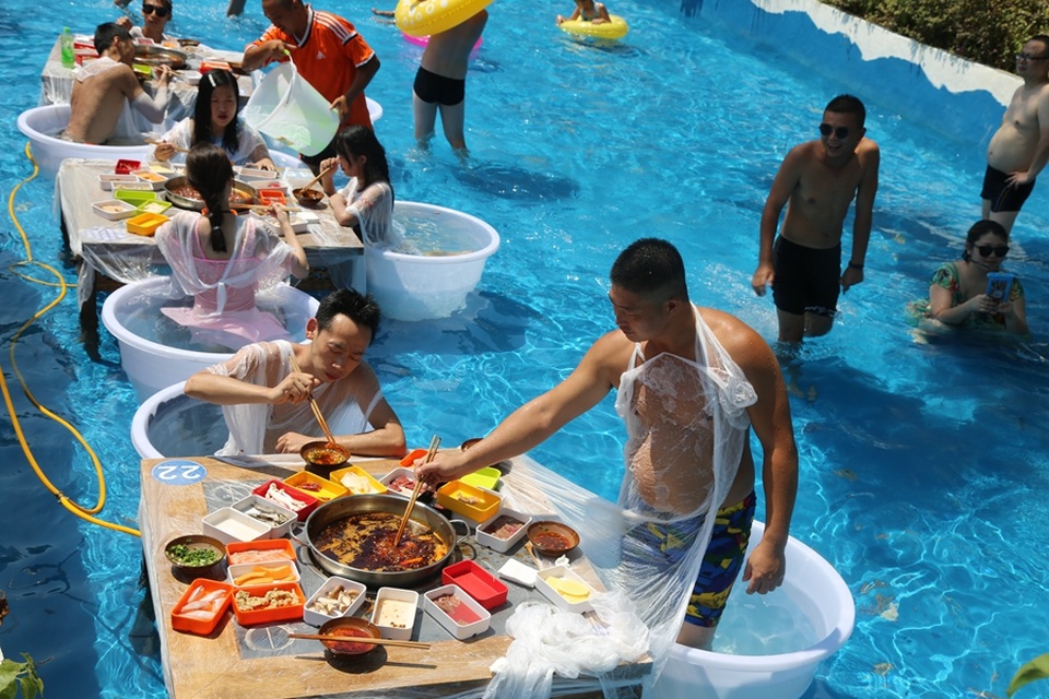 Mặc bikini ăn lẩu giữa bể bơi - 7 Mặc bikini ăn lẩu giữa bể bơi - 7