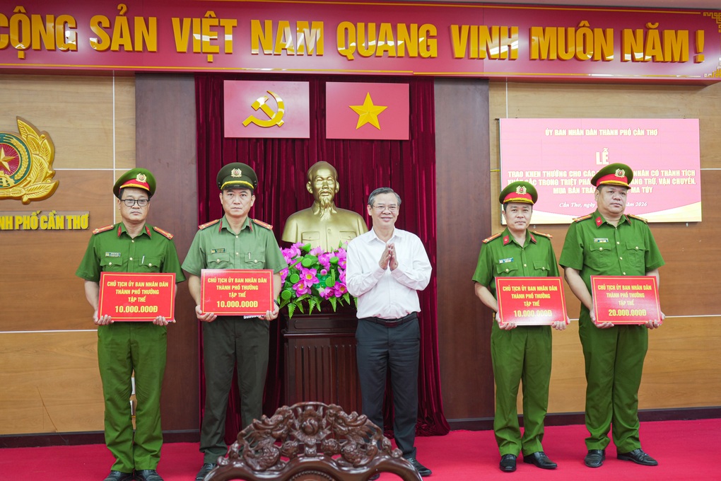 Công an Cần Thơ bắt 38 đối tượng, thu giữ 38kg ma túy và 4 khẩu súng - 1 Công an Cần Thơ bắt 38 đối tượng, thu giữ 38kg ma túy và 4 khẩu súng - 1