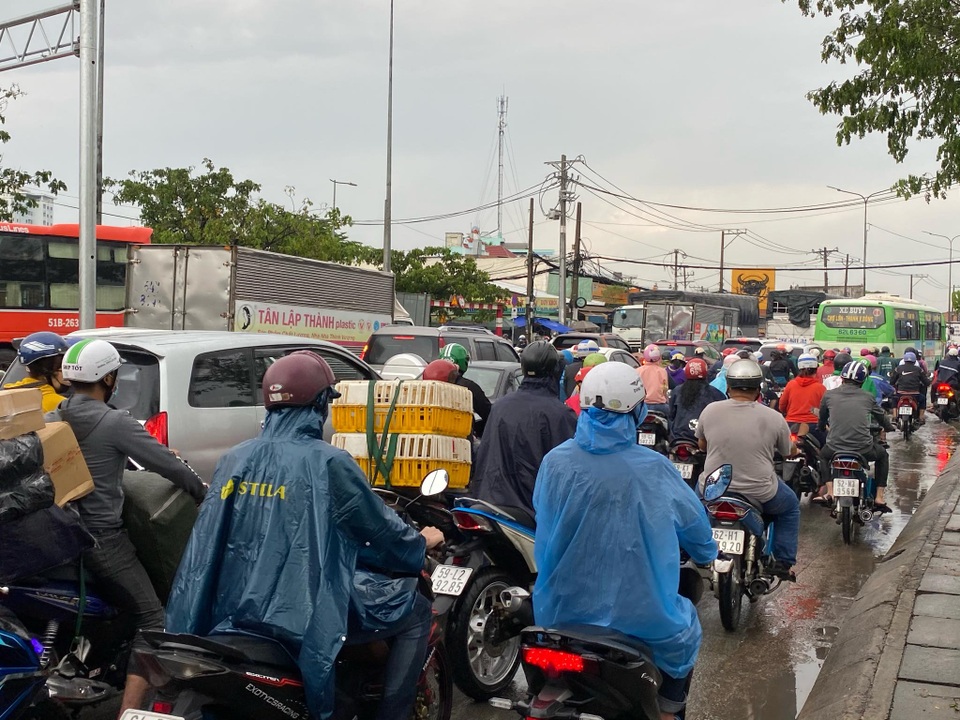 TPHCM: Mưa ngập gây kẹt xe kéo dài ở cửa ngõ về miền Tây - 6 TPHCM: Mưa ngập gây kẹt xe kéo dài ở cửa ngõ về miền Tây - 6