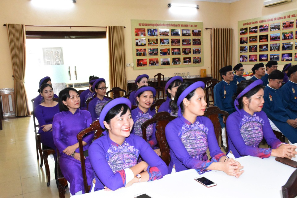 Thích thú hình ảnh cán bộ Sở vận áo dài khăn đóng xưa đi làm ngày đầu tuần - 7 Thích thú hình ảnh cán bộ Sở vận áo dài khăn đóng xưa đi làm ngày đầu tuần - 7