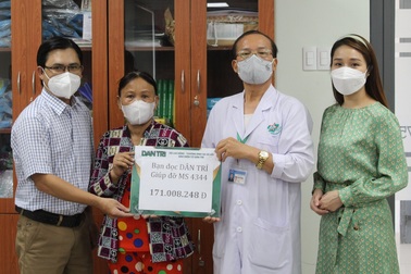 Gia đình Quốc Thư nhường một phần hỗ trợ của bạn đọc cho bệnh nhân khó khăn