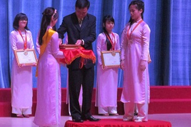Trao học bổng toàn phần đến 4 tân sinh viên vượt khó đạt điểm cao