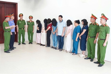 Rùng mình, phẫn nộ vụ "bơm sữa vào niệu đạo"