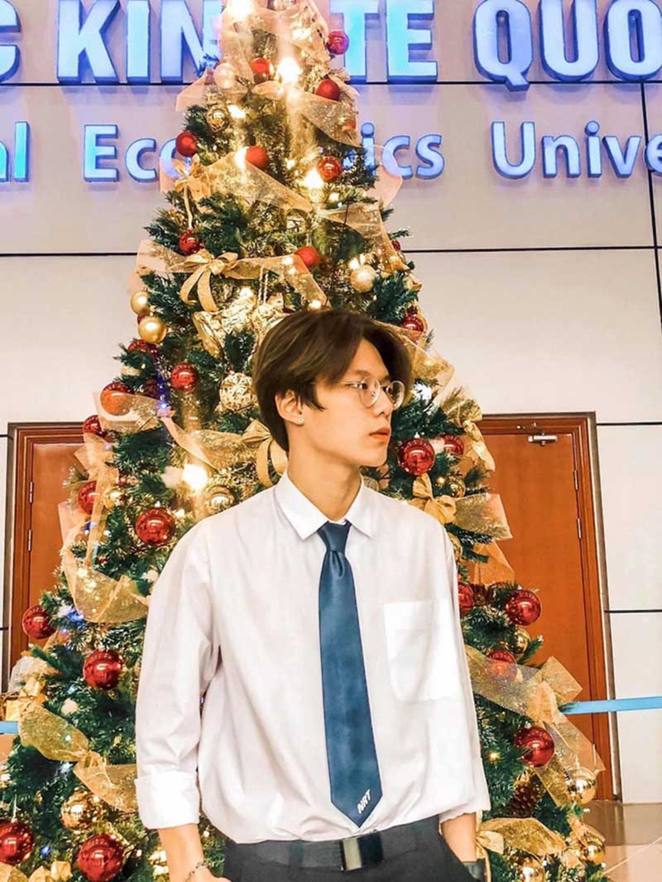 Nam sinh Kinh tế Quốc dân gây chú ý trong ảnh mặc đồ quân sự - 5