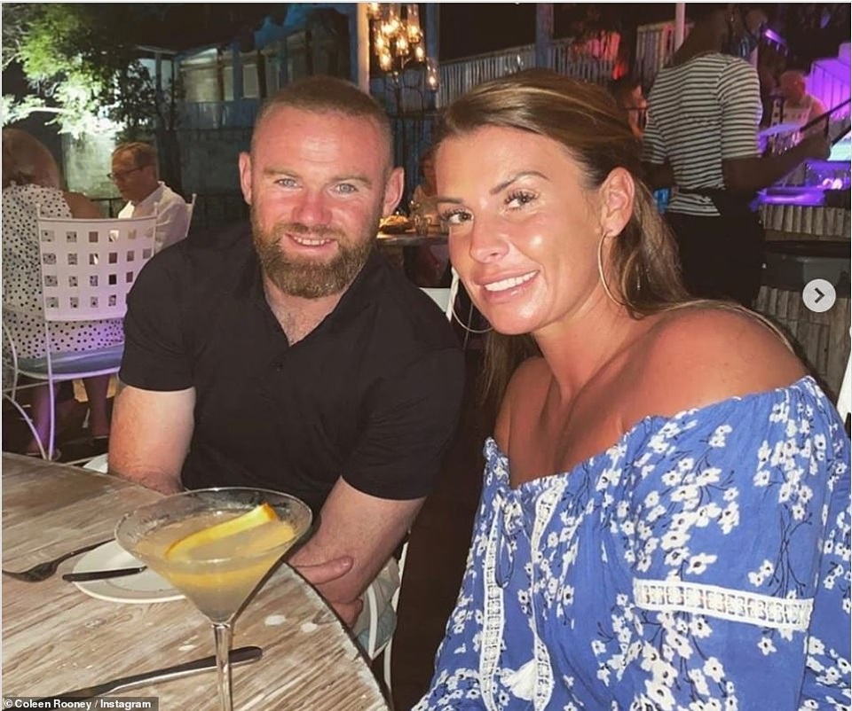 Vợ Wayne Rooney chơi đùa cùng con trên biển - 10 Vợ Wayne Rooney chơi đùa cùng con trên biển - 10