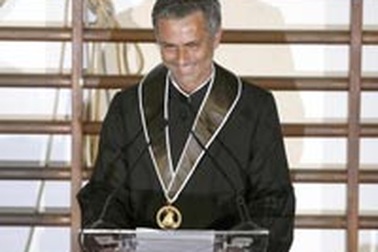 Mourinho được vinh danh Tiến sỹ danh dự