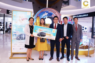 Lễ trao giải vàng cho các khách hàng may mắn tại Crescent Mall
