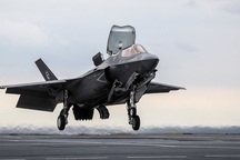 Tiêm kích F-35 Mỹ lao xuống đất vì va trúng máy bay tiếp dầu