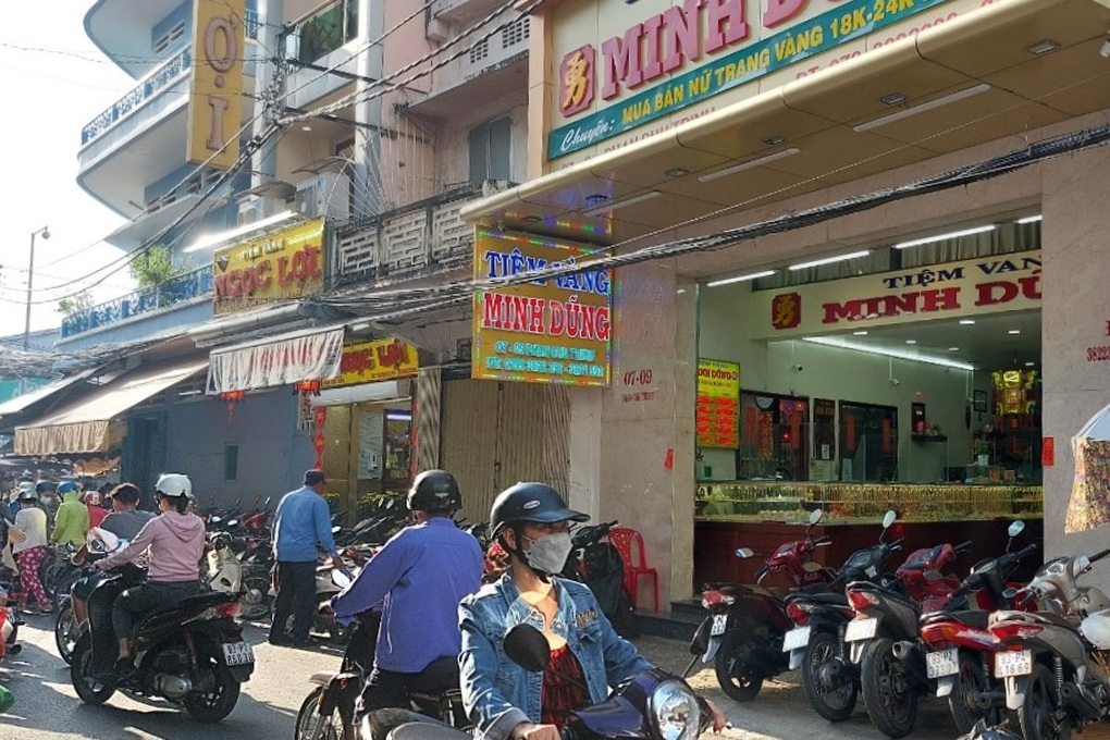 Vía thần tài ở miền Tây người mua vàng thưa thớt, vé số, cá lóc đông khách - 3 Vía thần tài ở miền Tây người mua vàng thưa thớt, vé số, cá lóc đông khách - 3