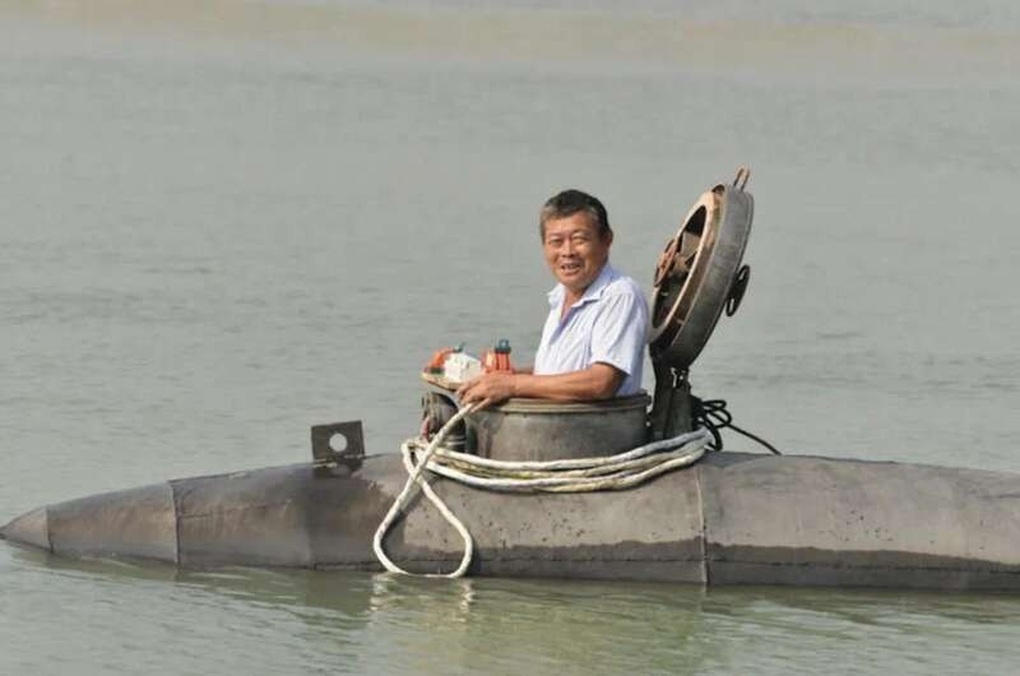 Tàu ngầm tự chế của nông dân Trung Quốc gây sốt: Lặn 8m, chạy bằng pin - 1 Tàu ngầm tự chế của nông dân Trung Quốc gây sốt: Lặn 8m, chạy bằng pin - 1