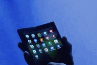 Samsung giới thiệu chiếc smartphone có thể gập được đầu tiên của mình