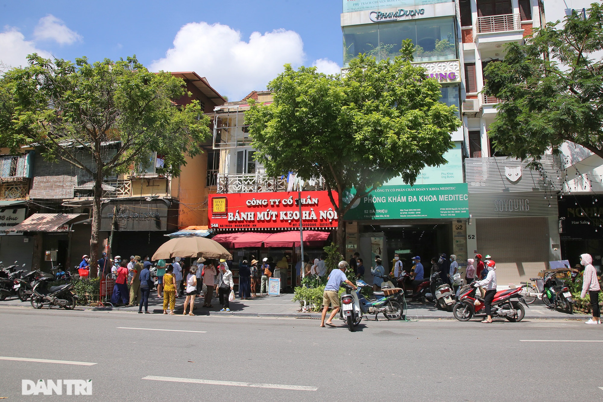 Xếp hàng dài chờ mua bánh trung thu trên phố Bà Triệu - 1 Xếp hàng dài chờ mua bánh trung thu trên phố Bà Triệu - 1