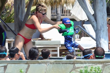 Ngắm thân hình nuột nà của ngôi sao 38 tuổi