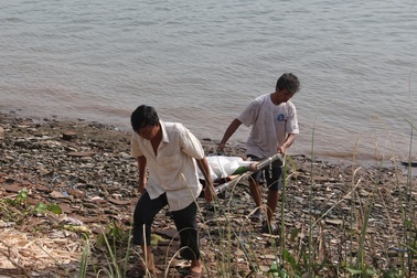 Vụ 3 mẹ con mất tích: Thi thể người mẹ trôi cách hiện trường 10km