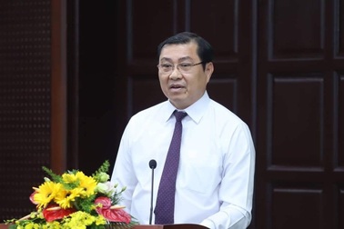 Chủ tịch Đà Nẵng quay phim, "cò" xe hò nhau... bỏ chạy