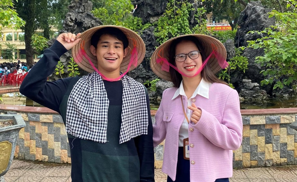 Chàng trai mắc bệnh phát ra tiếng kêu lạ, cất tiếng hát hút triệu lượt xem - 1 Chàng trai mắc bệnh phát ra tiếng kêu lạ, cất tiếng hát hút triệu lượt xem - 1