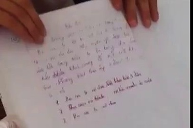 Cậu bé 9 tuổi xoay ngược vở, dùng tay trái viết chữ siêu đẹp.