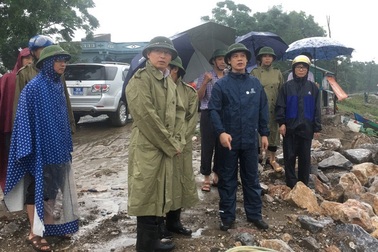 Phê bình Chủ tịch huyện không hủy họp để tập trung chống bão