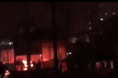 Quán cà phê bất ngờ bốc cháy trong đêm