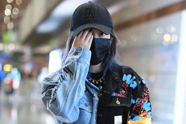 Triệu Vy mệt mỏi, né tránh phóng viên sau khi lộ ảnh hò hẹn "phi công trẻ"