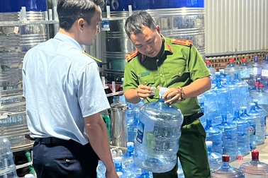 Hà Nội: Khởi tố 4 đối tượng trong vụ sản xuất, buôn bán nước Lavie giả