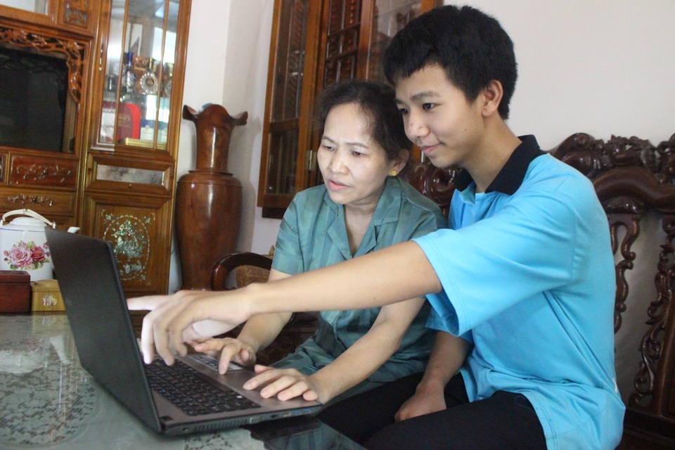 Mẹ bạo bệnh, bố làm xa, 10X vẫn đỗ thủ khoa Tin THPT Chuyên Hà Tĩnh - 2 Mẹ bạo bệnh, bố làm xa, 10X vẫn đỗ thủ khoa Tin THPT Chuyên Hà Tĩnh - 2