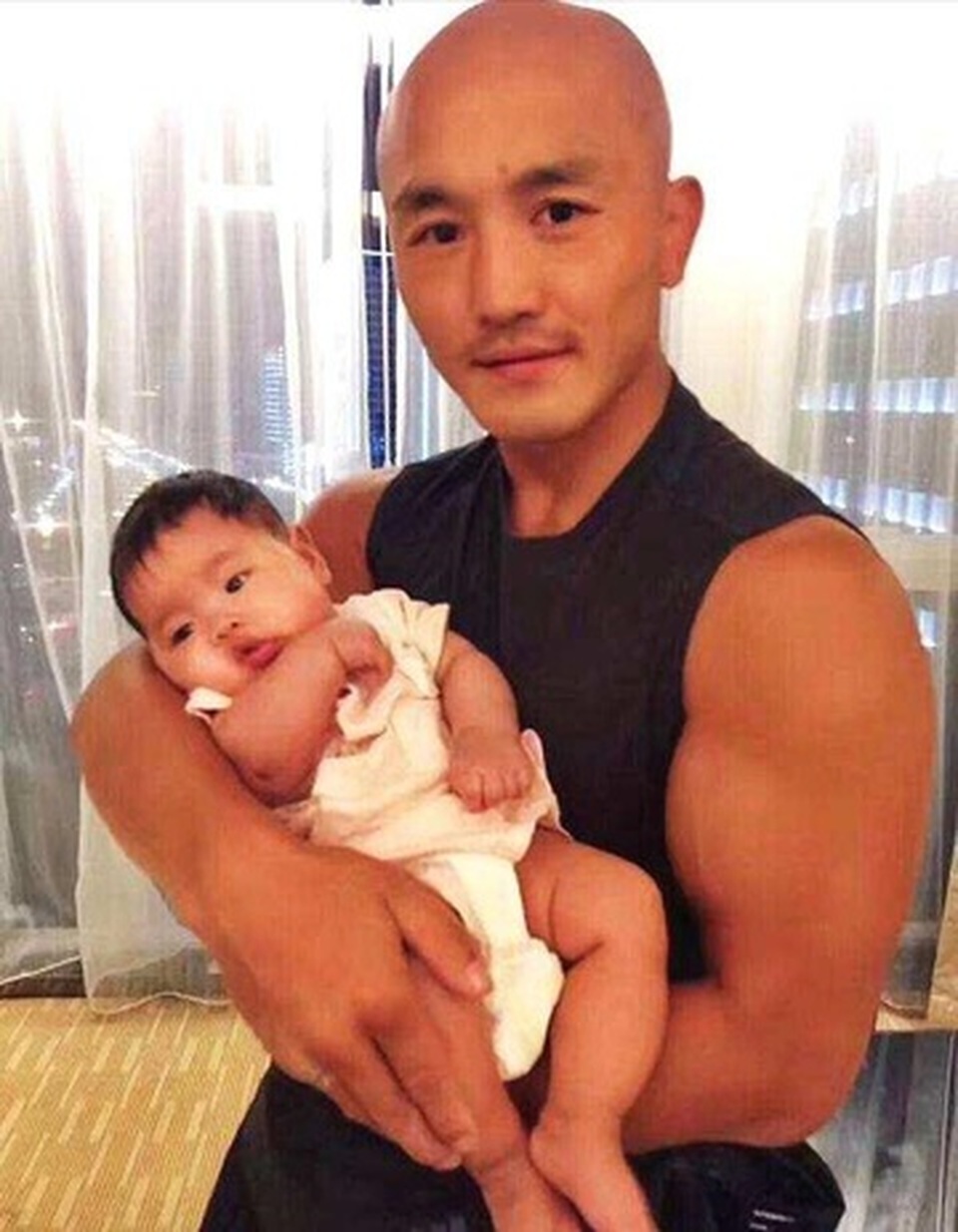 Đệ Nhất Thiếu Lâm khoe con gái, sắp lên xe hoa với người vợ bí ẩn - 1 Đệ Nhất Thiếu Lâm khoe con gái, sắp lên xe hoa với người vợ bí ẩn - 1