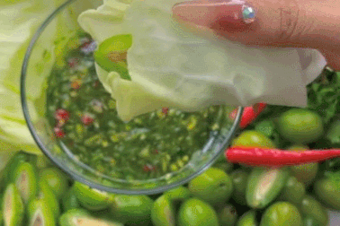 Món ăn Tây Bắc "xuống phố" gây "bão" mạng, khách "tái mặt" bắt trend