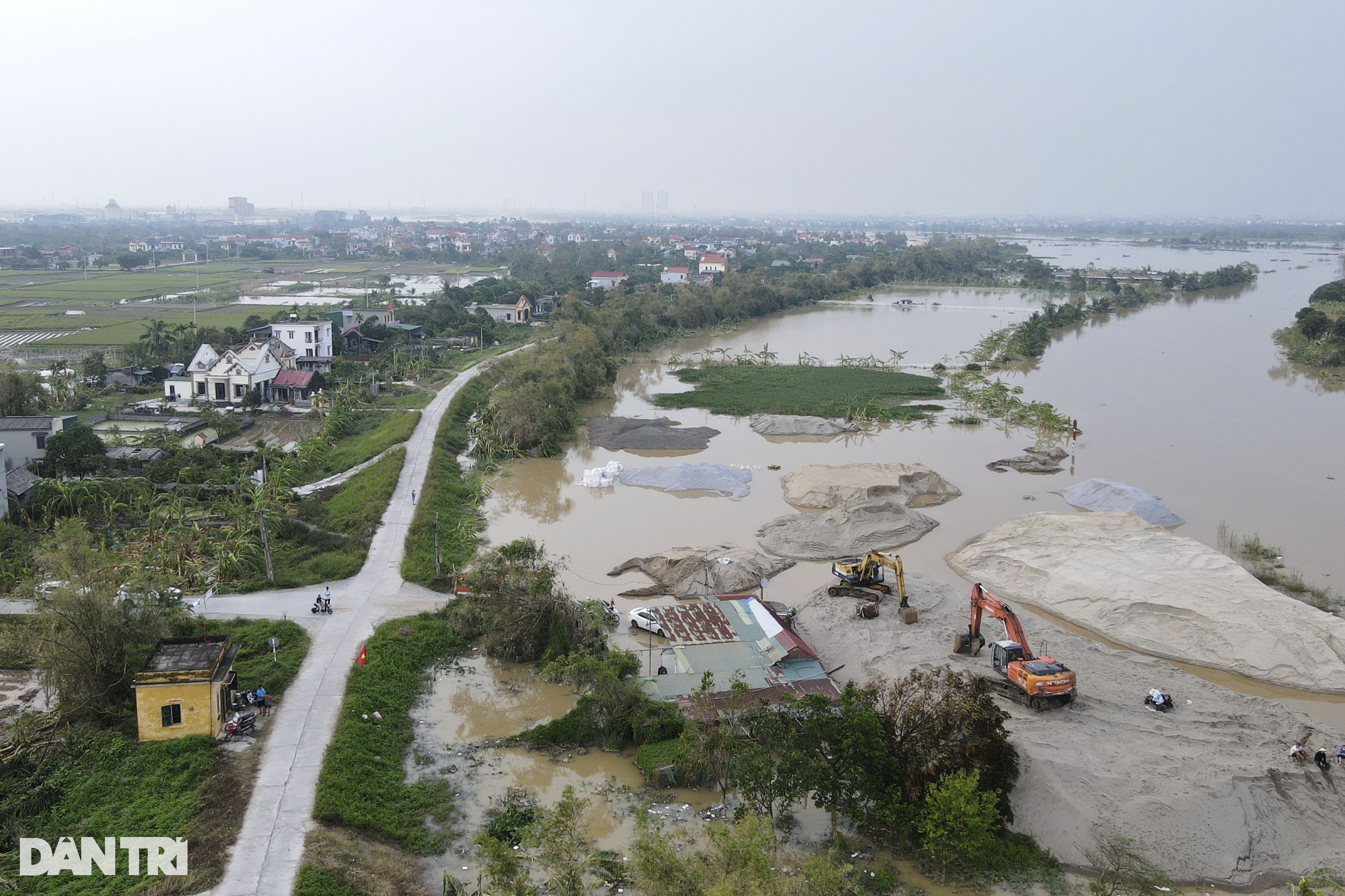 View - Nước lũ dâng cao, Hải Dương sơ tán người dân ở nhiều điểm ngập lụt | Báo Dân trí