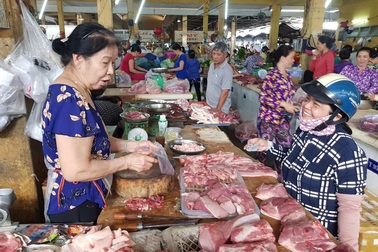 Nha Trang: Chủ lò mổ dừng phản đối, thị trường thịt heo sôi động trở lại