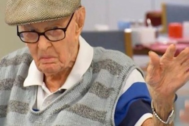 Cụ ông 111 tuổi già nhất nước Úc có bí kíp sống thọ là... ăn óc gà