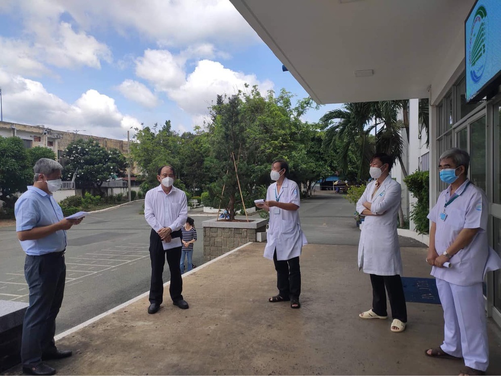TPHCM: 13 khoa phòng Bệnh viện Bệnh Nhiệt Đới có người nhiễm SARS-CoV-2 - 4 TPHCM: 13 khoa phòng Bệnh viện Bệnh Nhiệt Đới có người nhiễm SARS-CoV-2 - 4