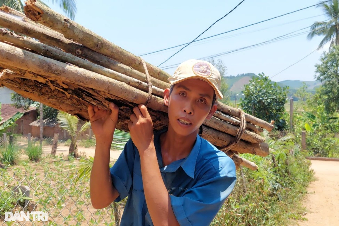 Bà nội mù lòa, cha bệnh nặng, mẹ tâm thần, 2 con thơ đói khát cùng cực - 2 Bà nội mù lòa, cha bệnh nặng, mẹ tâm thần, 2 con thơ đói khát cùng cực - 2