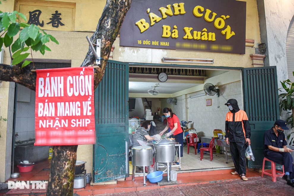 Chủ quán bánh cuốn 3 đời đông khách tiết lộ bí quyết là... chiếc cối đá - 1 Chủ quán bánh cuốn 3 đời đông khách tiết lộ bí quyết là... chiếc cối đá - 1