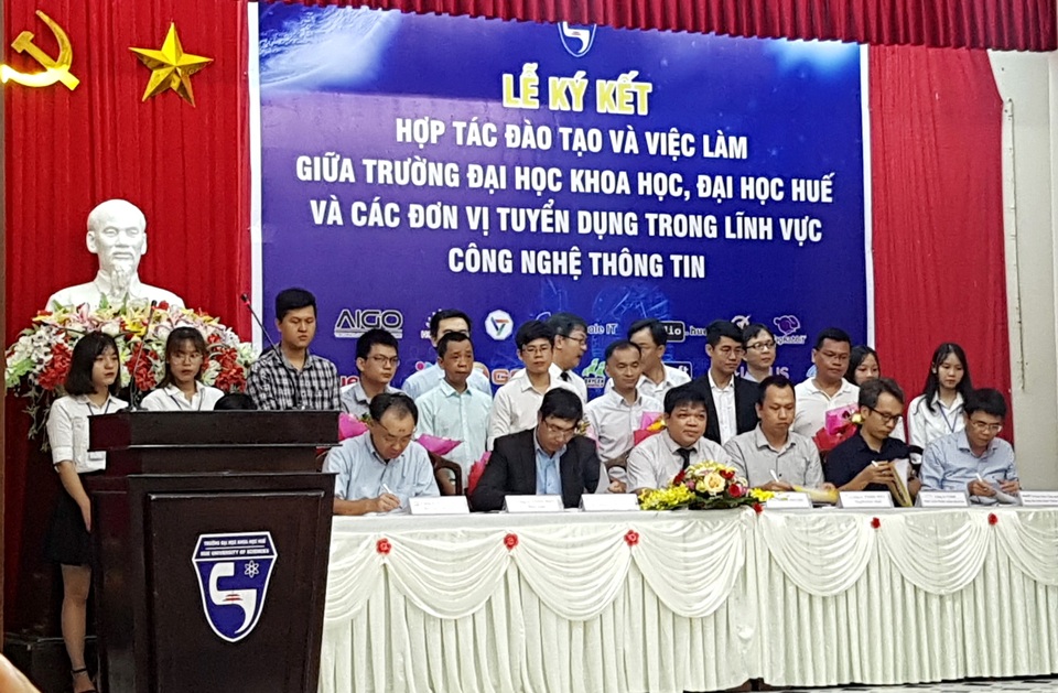 Huế: Kết nối việc làm giữa 14 doanh nghiệp và sinh viên ngành CNTT - 1 Huế: Kết nối việc làm giữa 14 doanh nghiệp và sinh viên ngành CNTT - 1