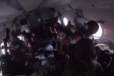 Video lính dù Nga tấn công, giành quyền kiểm soát căn cứ không quân Ukraine