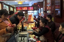 Giá vàng lại sụt giảm mạnh, chênh lệch nới rộng