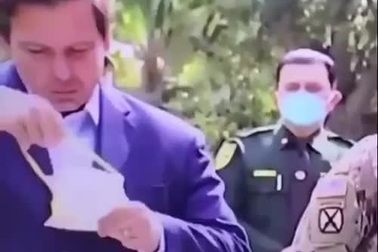 Sự cố bất ngờ, hài hước của Thống đốc bang Florida khi lên sóng truyền hình