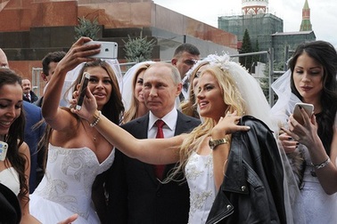 Tổng thống Putin bất ngờ vì được cô gái Nga ngỏ lời cầu hôn