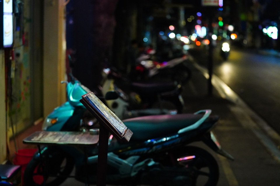 Hàng quán đóng cửa, phố Bùi Viện chưa từng có một đêm “sống chậm” như thế - 5 Ghi nhận của phóng viên Dân trí vào lúc 22h ngày 14/3, khu vực này rất vắng vẻ, khác xa so với khung cảnh ngày thường. Các hàng quán tại đây đều than thở việc kinh doanh khó khăn, các quán beerclub đóng cửa, vỉa hè chỉ lác đác vài nhóm khách nhỏ…