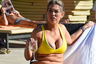 Frankie Essex vẫn tự tin diện bikini dù thân hình kém thon gọn