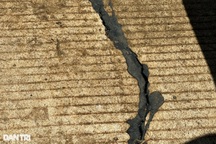 Đường bê tông chưa nghiệm thu đã nứt, được vá bằng… nhựa đường