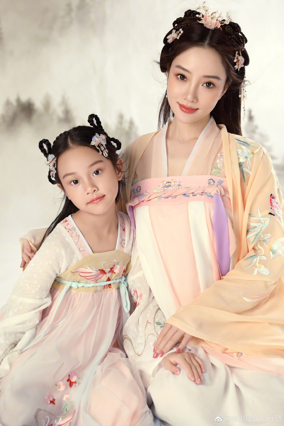 Lý Tiểu Lộ: Ảnh hậu bị tẩy chay, đuổi khỏi làng giải trí vì vướng bê bối - 9 Lý Tiểu Lộ: Ảnh hậu bị tẩy chay, đuổi khỏi làng giải trí vì vướng bê bối - 9