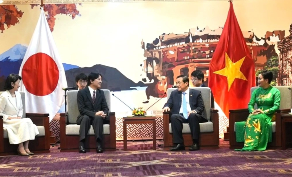 Hoàng Thái tử Nhật Bản và Công nương vẫy tay chào người dân phố cổ Hội An - 4 Hoàng Thái tử Nhật Bản và Công nương vẫy tay chào người dân phố cổ Hội An - 4