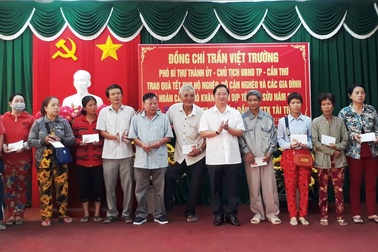 Chủ tịch UBND TP Cần Thơ trao quà tết tới hộ nghèo quận Bình Thủy
