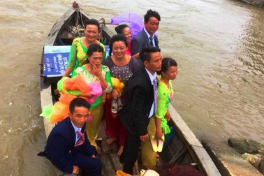 Chú rể đi ghe vượt lũ rước dâu