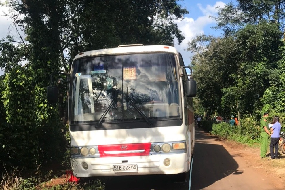 Nam sinh lớp 6 tử vong vì bị rơi từ trên xe đưa đón xuống đường - 1 Nam sinh lớp 6 tử vong vì bị rơi từ trên xe đưa đón xuống đường - 1