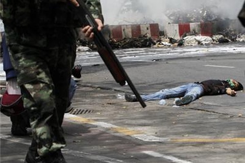 7 thủ lĩnh “áo đỏ” đầu hàng, quân đội tuyên bố kiểm soát hoàn toàn Bangkok